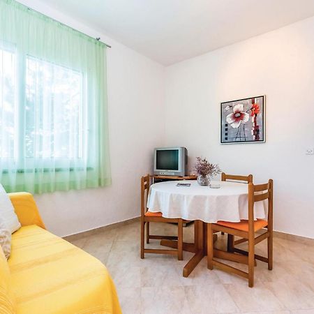 1 Bedroom Awesome Apartment In Супетарска-Драга Экстерьер фото
