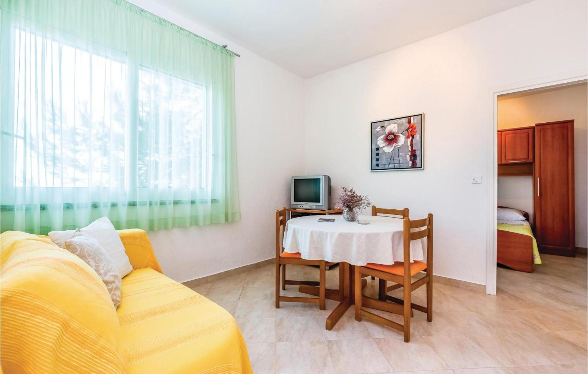 1 Bedroom Awesome Apartment In Супетарска-Драга Экстерьер фото